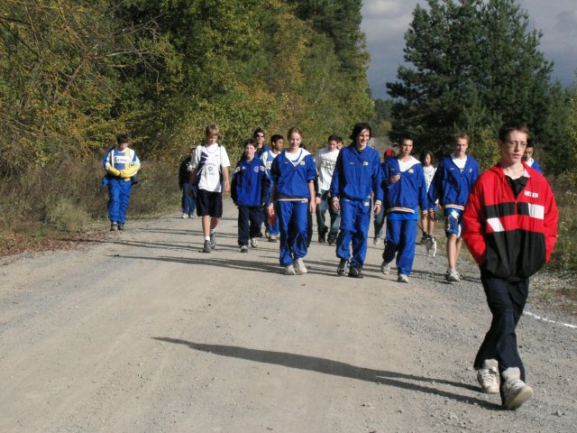 cc007 walking the course.jpg 100.7K